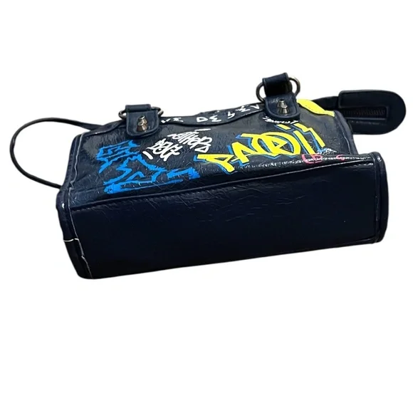 Graffiti Women's Leather Handbag Shoulder Bag with Zipper Closure - Picture 3 of 15